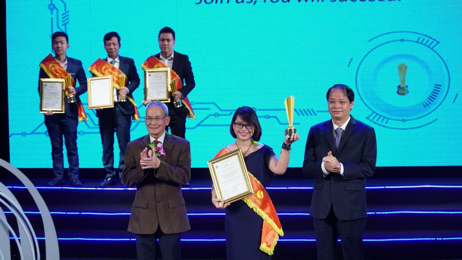 Chị Lê Bích Ngọc đại diện Team Truyền thông thương hiệu tuyển dụng nhận giải Sao Khuê hạng mục Ứng dụng công nghệ vào Tuyển dụng